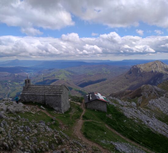 viaje aizkorri trekking senderismo